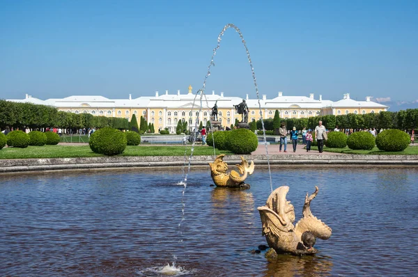 Fountain in the upper garden of Peterhof — Stock Photo, Image
