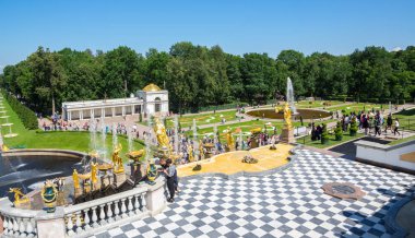 Peterhof alt bahçe çeşmeleri