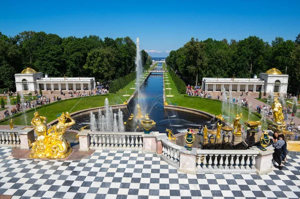 Fountains in the lower garden of Peterhof — Stock Photo, Image