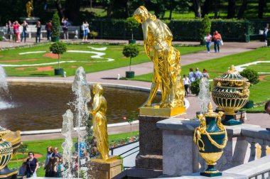 Peterhof alt bahçe çeşmeleri