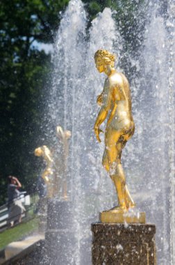 Peterhof alt bahçe çeşmeleri