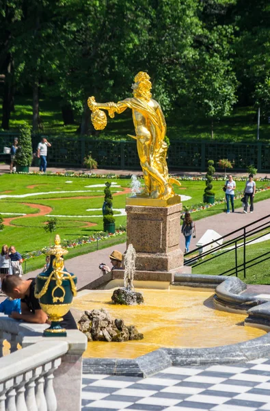 Fontes no jardim inferior de Peterhof — Fotografia de Stock