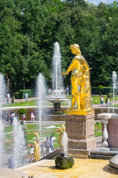 Fontes no jardim superior de Peterhof — Fotografia de Stock