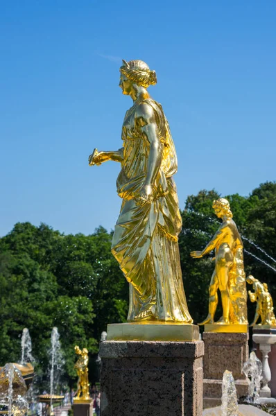 Fountains in the upper garden of Peterhof — Stock Photo, Image