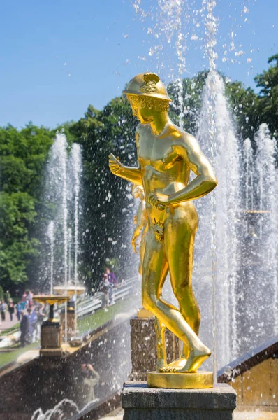 Fuentes en el jardín inferior de Peterhof —  Fotos de Stock