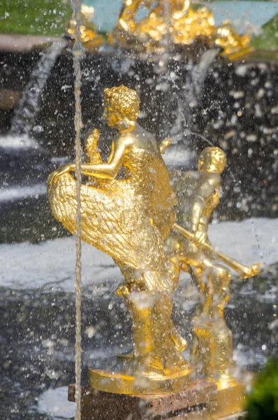 Fountains in the lower garden of Peterhof — Stock Photo, Image