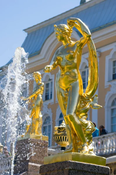 Fountains in the lower garden of Peterhof — Stock Photo, Image
