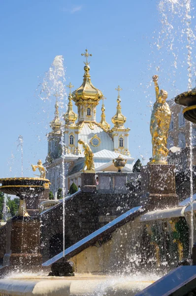 Fontes no jardim inferior de Peterhof — Fotografia de Stock