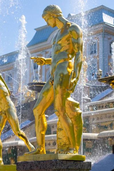 Fontane nel giardino inferiore di Peterhof — Foto Stock