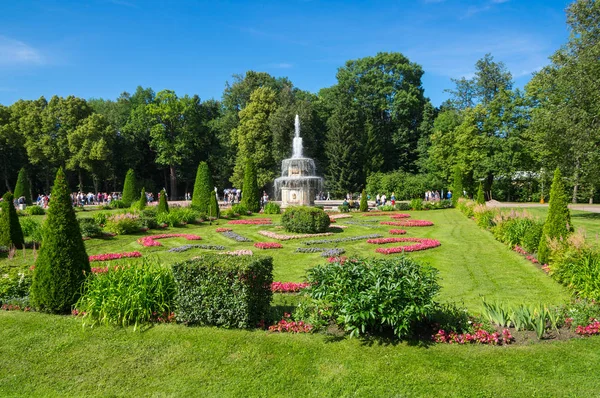 Roman fontanny w ogrodzie dolnym Peterhof — Zdjęcie stockowe