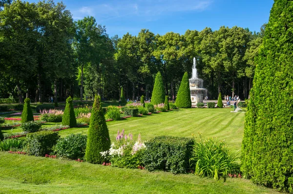 Roman fontanny w ogrodzie dolnym Peterhof — Zdjęcie stockowe