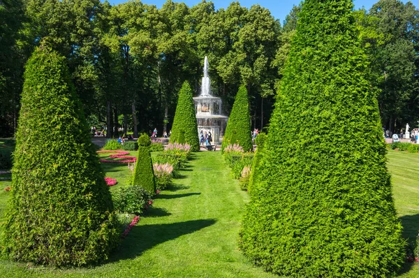 Římská fontána v dolní zahrada Peterhof — Stock fotografie