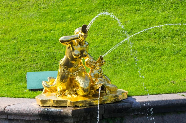 Fuente en el jardín inferior de Peterhof —  Fotos de Stock