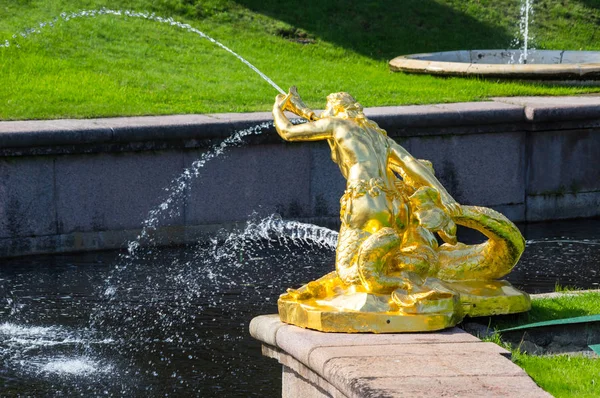 Fuente en el jardín inferior de Peterhof —  Fotos de Stock