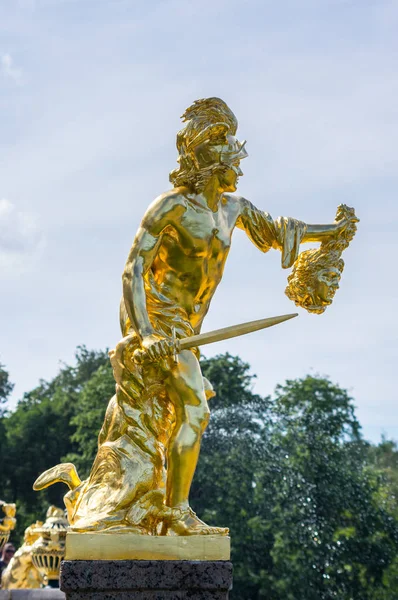 Staty i den lägre trädgården av Peterhof — Stockfoto