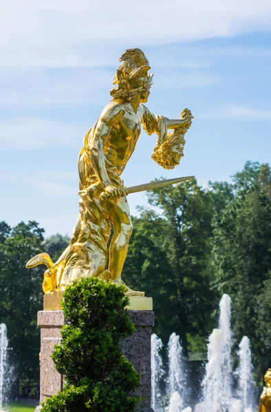 Estátua no jardim inferior de Peterhof — Fotografia de Stock
