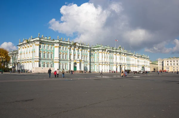 Palacio de Invierno en San Petersburgo, Rusia — Foto de Stock