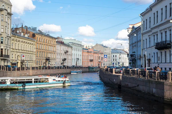 Utsikt över vallen Moyka floden i Sankt Petersburg — Stockfoto