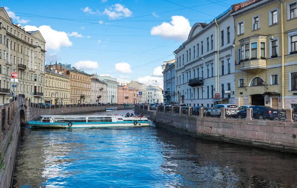 Utsikt över vallen Moyka floden i Sankt Petersburg — Stockfoto