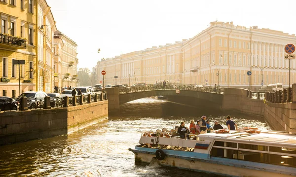 Вид на набережную реки Мойка в Санкт-Петербурге — стоковое фото
