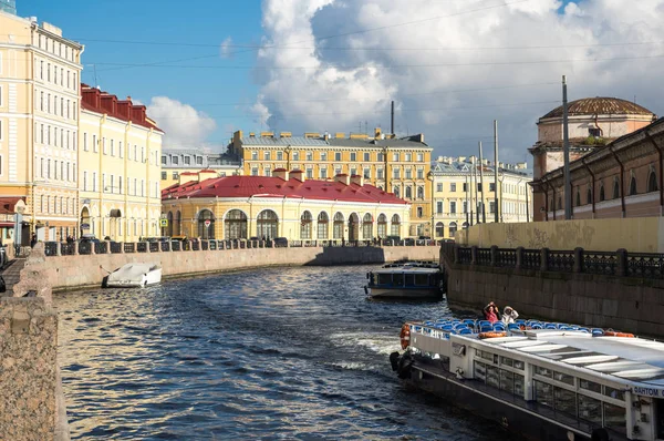 Utsikt över vallen Moyka floden i Sankt Petersburg — Stockfoto