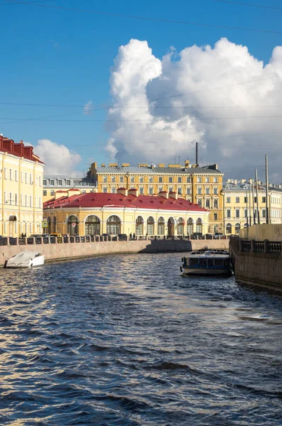 Pohled na nábřeží řeku Mojku v Saint-Petersburg — Stock fotografie