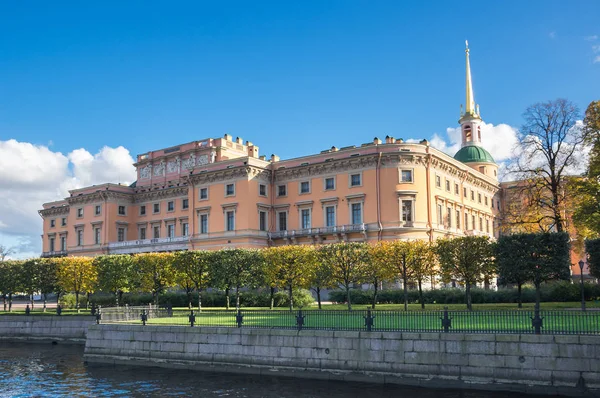 Utsikt över Mikhailovskij-slottet i Sankt-Petersburg, Ryssland — Stockfoto