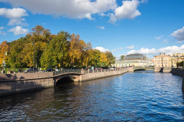 Utsikt över vallen Moyka floden i Sankt Petersburg — Stockfoto