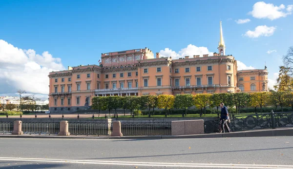 Pohled na Michajlovský zámek v Saint-Petersburg, Rusko — Stock fotografie