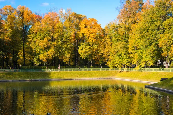 Sommergarten in saint-petersburg, russland — Stockfoto