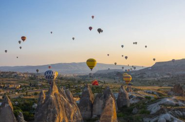 Kapadokya üzerinde sıcak hava balonları