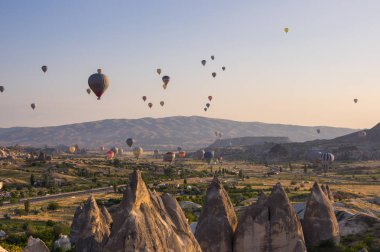 Kapadokya üzerinde sıcak hava balonları