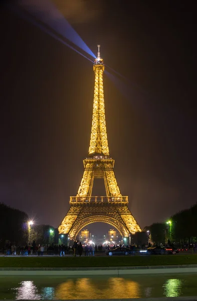 A torre eiffel durante a noite — Fotografia de Stock