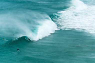 Atlantik Okyanusu kıyısında