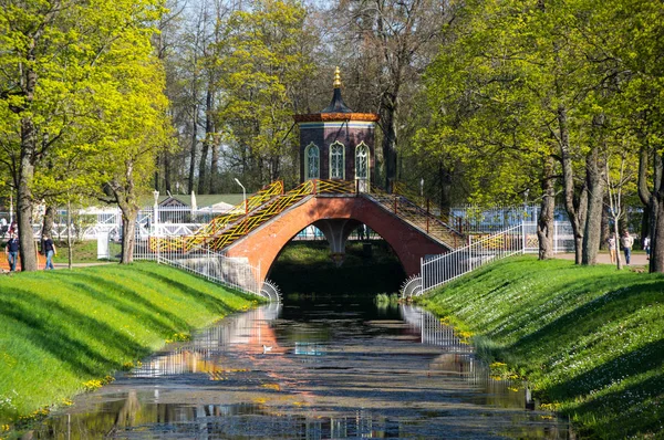 Brug over de gracht in Alexanders park — Stockfoto