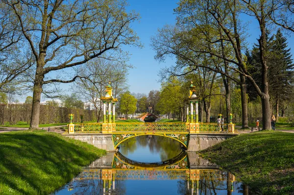 Ponte através do canal no parque de Alexander — Fotografia de Stock