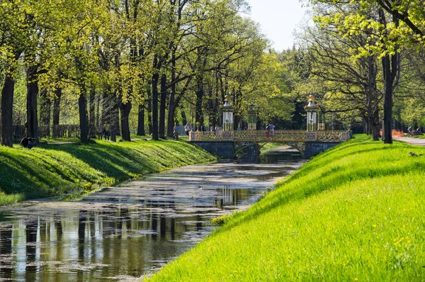 Ponte através do canal no parque de Alexander — Fotografia de Stock