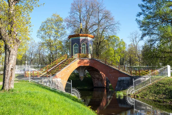 Brug over de gracht in Alexanders park — Stockfoto