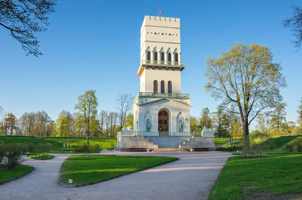 Pavilhão da Torre Branca no parque Alexander em Pushkin — Fotografia de Stock