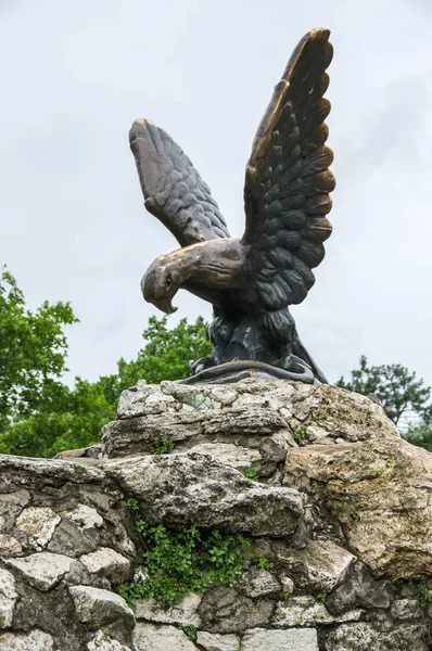 La escultura de bronce de un águila luchando contra una serpiente en un Mashuk mo —  Fotos de Stock