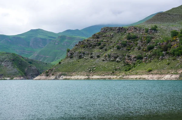 Lago Bylym nas montanhas do Cáucaso na Rússia — Fotografia de Stock