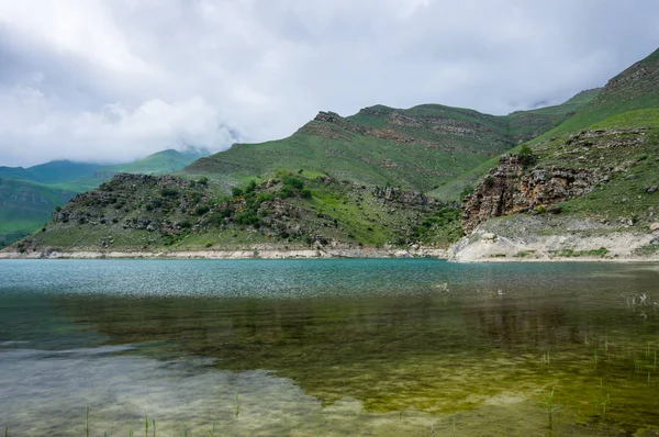 Bylym lago en las montañas del Cáucaso en Rusia — Foto de Stock