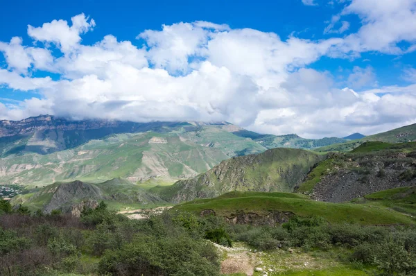 Desfiladero de Baksan en las montañas del Cáucaso en Rusia — Foto de Stock