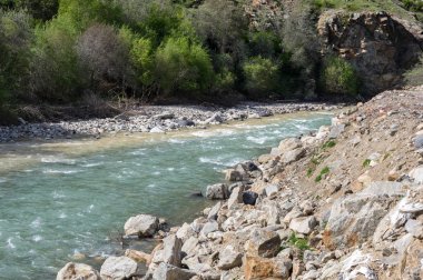 Rusya'nın Kafkasya dağlarında baksan Nehri