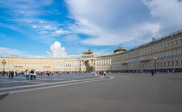 Schloßplatz in Sankt-Peterburg — Stockfoto