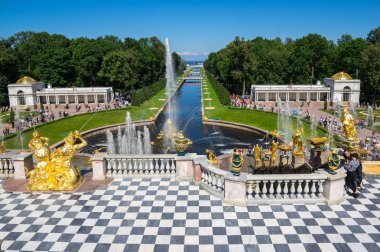 Peterhof alt bahçe çeşmeleri