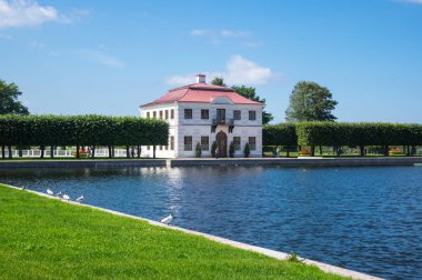 Büyük Marlinsky gölün kıyısında Marly Palace