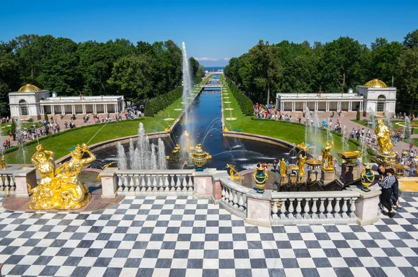 Fontaines dans le jardin inférieur de Peterhof — Photo