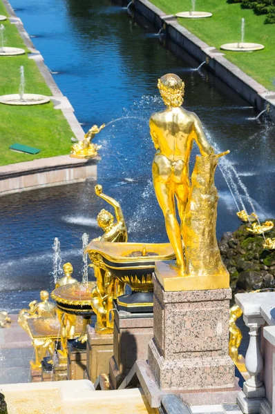 Fontanny w ogrodzie dolnym Peterhof — Zdjęcie stockowe