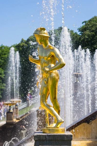 Fontes no jardim inferior de Peterhof — Fotografia de Stock